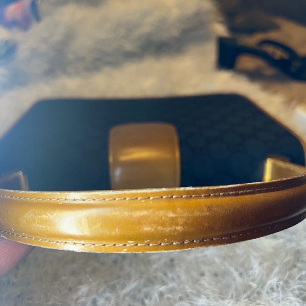 Elegant Black and Tan Handbag - Picture 9 of 11